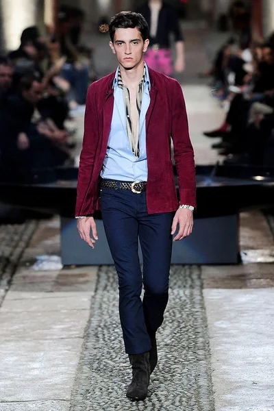 Look 16